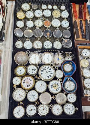 Istanbul, Türkei – 11. Oktober 2026: Alte silberne Taschenuhren mit weißen Zifferblättern, die auf einem Secondhand-Stand auf dem Flohmarkt Bomonti in einem schwarzen Gehäuse ausgestellt sind Stockfoto