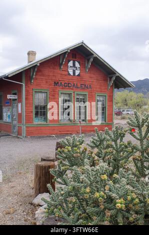 DasBahndepot in Magdalena, New Mexico ist jetzt die Stadtbibliothek. Stockfoto