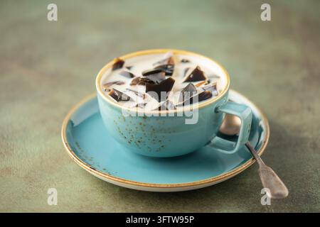 Teegelee mit Milch im Glas. Nachtisch nach dem Abendessen Stockfoto