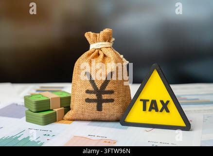 Symbol für die Aufmerksamkeit auf Steuern und Yen- oder Yuan-Geldbeutel. Finanzberichte. Steuerzahlungszeitraum. - Fotomontage Stockfoto