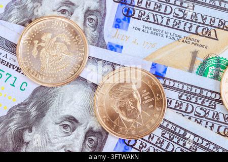 4. JULI 2026 Washington DC US-Währung US 100 Dollar und mehrere Trump-Dollar-Münzen, die zusammen für die Feier zum 250. Jahrestag der Vereinigten Staaten ausgestellt wurden. Stockfoto