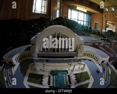 CINCINNATI, USA - 6. SEPTEMBER 2024: Detailliertes Maßmodell des Cincinnati Union Terminal mit seiner ikonischen Art-Deco-Fassade, Rotunde, Brunnenplatz, a Stockfoto