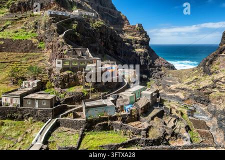 Küstendorf auf steilen Bergklippen nahe dem Atlantischen Ozean in Santo Antao Stockfoto