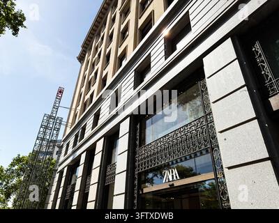 Barcelona, Spanien – 27. Juni 2026: Zara-Einzelhandelsladen an einer sonnigen Straße in Barcelona mit kunstvoller Steinfassade, dekorativen Metallarbeiten und großem Schaufenster Stockfoto