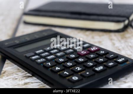 Schwarzer Taschenrechnerbildschirm und Tastatur im Nahaufnahme auf dem Bürotisch Stockfoto