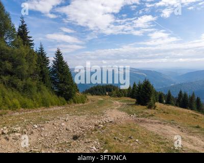 Scenischer Feldweg auf einem Bergrücken mit panoramischem Talblick Stockfoto