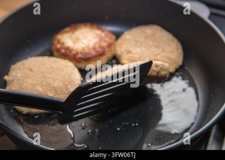 Hausgemachte Hühnerkoteletts braten in der Pfanne – Hausmannskost Stockfoto