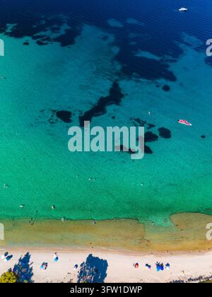Klares türkisfarbenes Meer über dunklem Meeresboden, Glarokavos, Chalkidiki, Griechenland Stockfoto