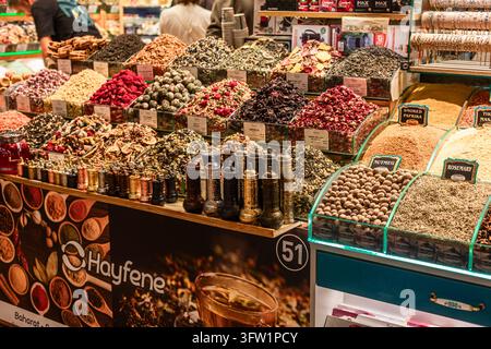 Türkei, Istanbul 2025 10 03: Lebendige Stapel von Gewürzen, Tees und getrockneten Kräutern, die in Glaskontenern auf einem Marktstand ausgestellt sind. Stockfoto