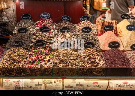Türkei, Istanbul 2025 10 03: Weitwinkelansicht von farbenfrohen türkischen Gewürzen und losen Teeblättern, die in einem traditionellen Marktstand präsentiert werden. Stockfoto