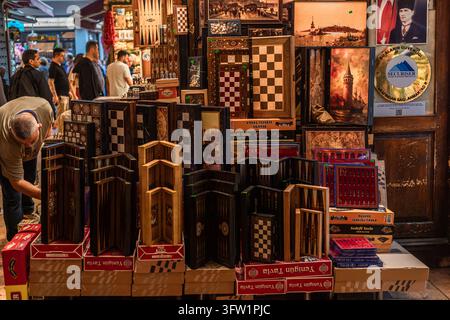Türkei, Istanbul 2025 10 03: Weitwinkelaufnahme von traditionellen hölzernen Backgammonbrettern und Schachsets, die in einem Istanbuler Marktladen ausgestellt sind. Stockfoto