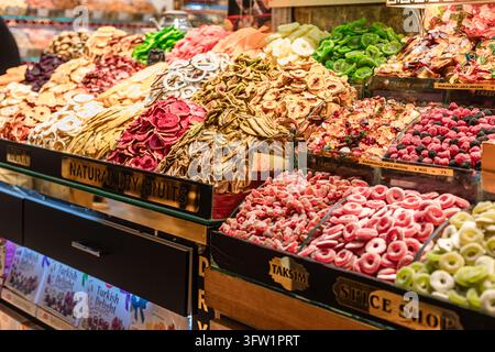 Türkei, Istanbul 2025 10 03: Lebendiger Marktstand zeigt eine Reihe farbenfroher getrockneter Früchte und Süßigkeiten, Breitperspektive. Stockfoto