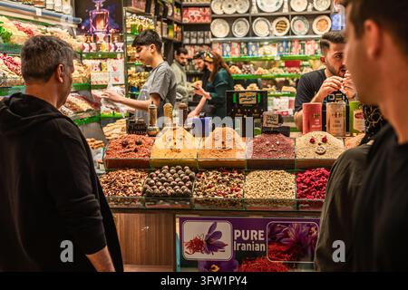 Türkei, Istanbul 2025 10 03: Kunden kaufen in einem lebhaften Gewürzmarkt-Innenraum, gefüllt mit farbenfrohen Gewürzen und Tee. Breitenwinkelperspektive. Stockfoto
