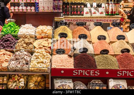 Türkei, Istanbul 2025 10 03: Lebendige Darstellung traditioneller Gewürze, Himalaya-Salz, getrockneter Früchte und Kräuter in einem geschäftigen Marktstand, aufgenommen in einer Stockfoto