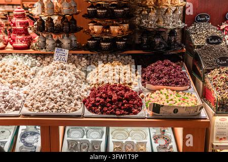 Türkei, Istanbul 2025 10 03: Verschiedene türkische Süßigkeiten und traditionelle Teesets, die in einem lokalen Markt auf Regalen ausgestellt sind, in einer frontalen Augenhöhe aufgenommen Stockfoto