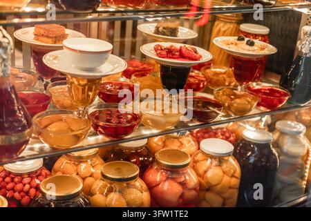 Türkei, Istanbul 2025 10 03: Traditionelle türkische Desserts, Konfitüren und Fruchtgelee in einer Vitrine ausgestellt, Blickwinkelperspektive auf Augenhöhe. Stockfoto