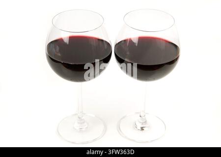 Gläser Rotwein auf weißem Hintergrund Stockfoto