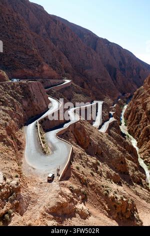 Autos fahren die ikonischen gewundenen Haarnadelkurven der Tisdrine-Straße in der spektakulären Dades-Schlucht in Marokko hinab. Stockfoto