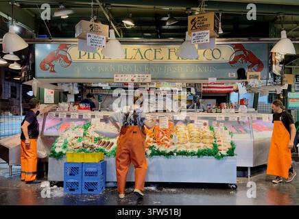 Fischhändler am Pike Place Fish Market mit frischem Fisch und Meeresfrüchten zur Schaustellung am Pike Place Market in Seattle, Washington, USA. Stockfoto
