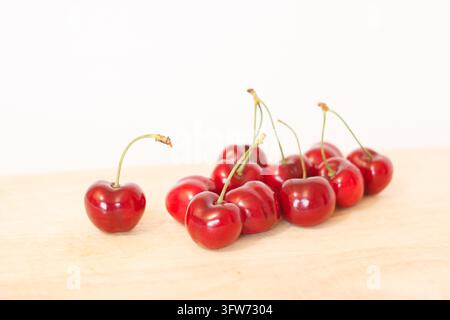 Frische rote Kirschen auf Holzbrett arrangiert mit großem Kopierraum Stockfoto