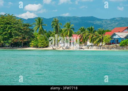 Türnisches Meer tropische Küste mit Kokospalmen, Strandhäusern und grünen Bergen am Lamai Beach auf Koh Samui, Thailand. Tropische Inseltouristik Stockfoto