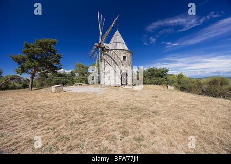 Windmühle von Montfuron auf einem trockenen Hügel in der Provence, Frankreich Stockfoto
