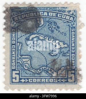 KUBA - 24. Februar 1914: 5-Centavo-Blau-Dauermark mit einer geografischen Karte der Karibik, die auf Kuba zentriert ist, flankiert von Florida, Zentralamerika und dem nördlichen Südamerika. Das kartografische Layout hebt maritime Handelsrouten hervor, die Havanna, Colón und den Panamakanal verbinden, und veranschaulicht die Schlüsselposition der Insel im regionalen Handel und in den Atlantiktransitlinien. Ausgegeben während der Präsidentschaft von Mario García Menocal, unterstrich dieses kartografische Design die geopolitische Bedeutung der Nation als entscheidendes Drehkreuz für den internationalen Handel in der Karibik Stockfoto