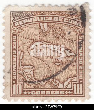 KUBA - 24. Februar 1914: 10-Centavo-Braun-Dauermarkenbrief zeigt eine geografische Karte der Karibik mit Fokus auf Kuba, flankiert von Florida, Mittelamerika und Nord-Südamerika. Das kartografische Layout betont maritime Handelsrouten, die Havanna, Colón und den Panamakanal verbinden, und veranschaulicht die Schlüsselposition der Insel im regionalen Handel und den Atlantik-Transitlinien. Ausgegeben während der Präsidentschaft von Mario García Menocal, unterstrich dieses kartografische Design die geopolitische Bedeutung der Nation als entscheidendes Bindeglied für den internationalen Handel in der Karibik Stockfoto