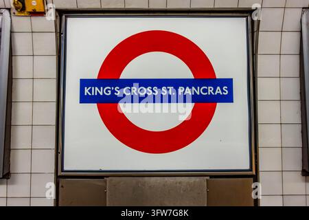 Schild an der Wand am King's Cross St. Pancras Bahnhof auf der Londoner U-Bahn Stockfoto