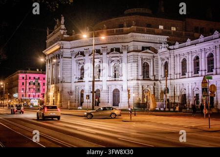 Wien, Österreich – Burgtheater (Österreichs Nationaltheater) bei Nacht entlang der Ringstraße in Wien beleuchtet. Stockfoto