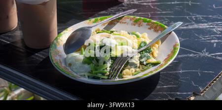 Nudelsuppe mit Ei und frischem Gemüse Stockfoto