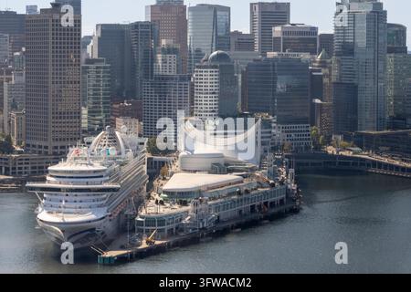 Vancouver, Kanada – 8. September 2026: Hochwinklige horizontale Luftperspektive der Stoffsegel von Canada Place, ein Ozeankreuzfahrtschiff am Pier und f Stockfoto
