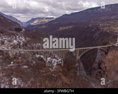 Luftbild der Durdevica-Tara-Brücke über den Tara-Fluss-Schlucht in Montenegro Stockfoto