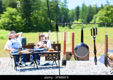 Japanische Familie entspannt sich auf einem Campingplatz Stockfoto
