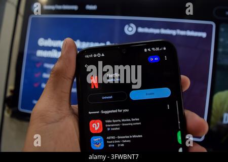 Netflix Dev-Anwendung auf dem Smartphone-Bildschirm. Netflix ist ein Freeware-Webbrowser, der von Netflix, Inc. Bekasi, Indonesien, entwickelt wurde. 19. Oktober 2026 Stockfoto