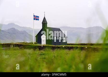 Traditionelle schwarze Kirche in Snæfellsnes Stockfoto