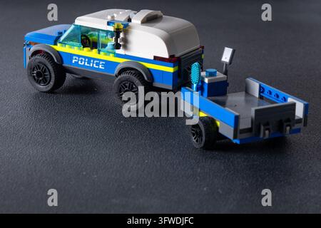 Lego-Polizeiauto-SUV-Spielzeugmodell aus Bausteinen gebaut. Kiew, Ukraine – 8. Januar 2026 Stockfoto