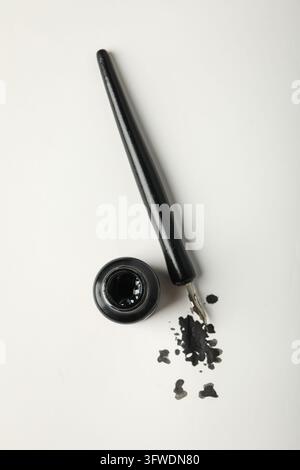 Tintenfleck, Stift und Tintenflasche auf weißem Hintergrund, Blick von oben Stockfoto