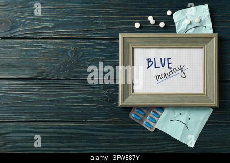 Text „Blue Monday“ in Fotorahmen, Papiere und Pillen auf blauem Holzuntergrund, Platz für Text Stockfoto