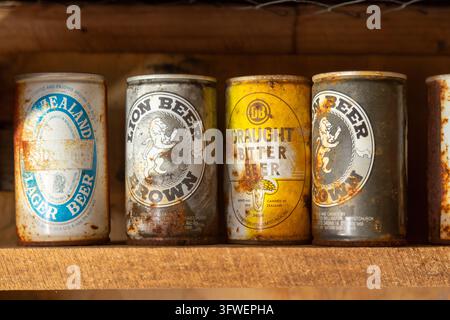 Eine Sammlung von vintage, verwitterten neuseeländischen Bierdosen aus den 1970er und 1980er Jahren, darunter Lion Brown und DB Draught Stahl- und Dosen mit Dosenöffner Stockfoto