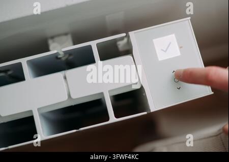 Einstellen der Heiztemperatur mit einem digitalen Thermostat in einem Haus Stockfoto