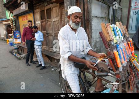 Messerschärfer schleift eine Klinge an einem fahrradbetriebenen Rad, Jammu und Kashmir, Srinagar, Indien Stockfoto