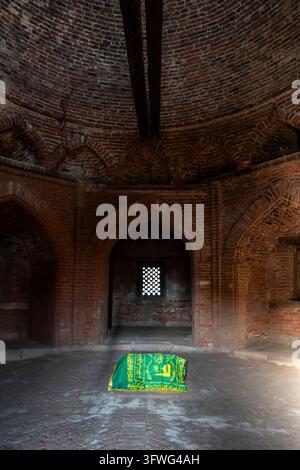 Grab mit grünem Tuch bedeckt in einem Ziegelgewölbe, Jammu und Kashmir, Srinagar, Indien Stockfoto
