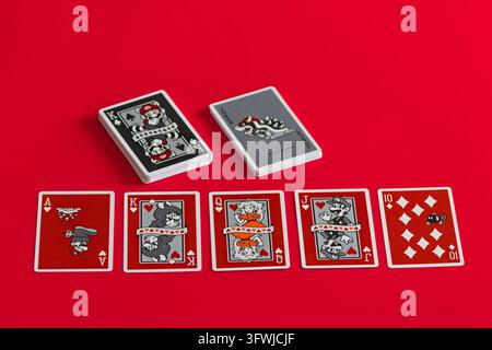 Fukuoka, Japan. 20. Oktober 2026: Nintendo Super Mario thematisches Spielkartendeck auf rotem Hintergrund mit zwei gestapelten Paketen und einer Reihe von Illu Stockfoto