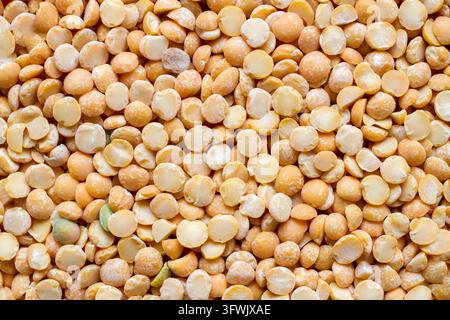 Nahaufnahme von getrockneten Erbsenkörnern. Die Textur von rohen trockenen Erbsen. Stockfoto