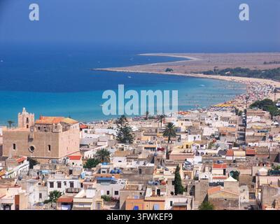Luftbild der Küstenstadt San Vito Lo Capo mit ihrem historischen Heiligtum, dichten Dächern und dem Sandstrand, der auf das Mittelmeer trifft Stockfoto