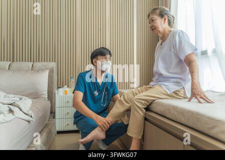 Pflegekraft untersucht den Fuß einer Seniorin zu Hause und bietet Gesundheitsversorgung für Komfort und Mobilität. Ideal für Gesundheitswesen, Altenpflege, Pflege und wir Stockfoto
