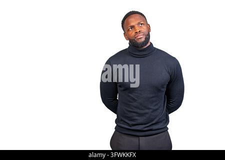 Nachdenklicher schwarzer Mann in einem Rollkragenpullover, der in stiller Reflexion nach oben schaut vor weißem Hintergrund Stockfoto