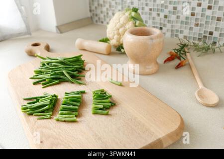Moderne Küchenarbeitsplatte mit Kochzutaten und Utensilien. Helles Wohnapartment-KüchenDesign-Konzept-Hintergrund. Kulinarisches Lebensstil Stockfoto