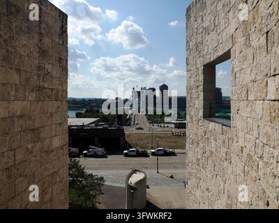CINCINNATI, USA - 7. SEPTEMBER 2024: Erhöhte Ansicht vom National Underground Railroad Freedom Center in Cincinnati, die die historische Roebling-Brücke einrahmt Stockfoto